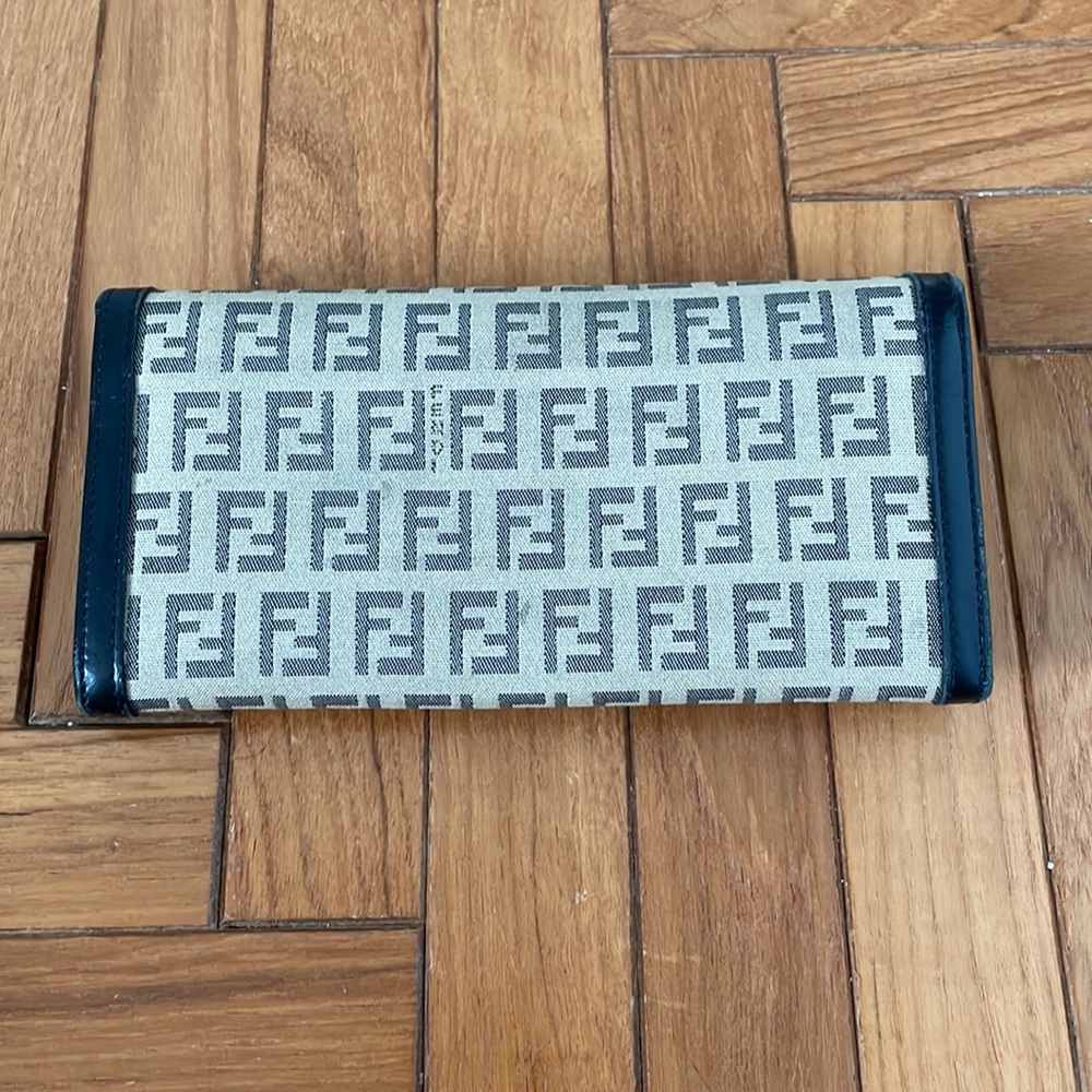 Vintage Fendi wallet in decent condition with only minor wear. - Picture 2 of 3